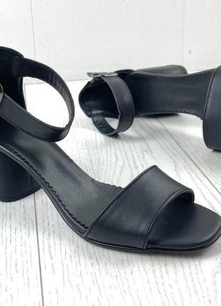 Черные женские босоножки с закрытой пяткой на невысоком каблуке классические2 фото