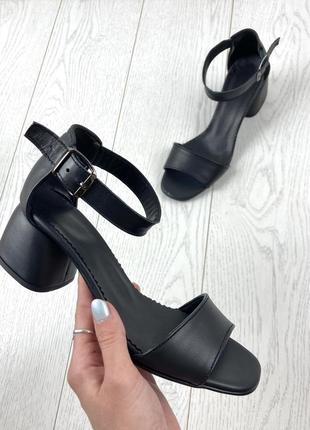 Черные женские босоножки с закрытой пяткой на невысоком каблуке классические3 фото