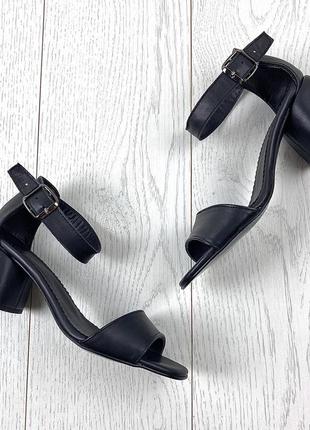 Черные женские босоножки с закрытой пяткой на невысоком каблуке классические4 фото