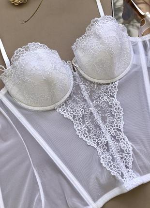 Белый кружевной корсет с чашками