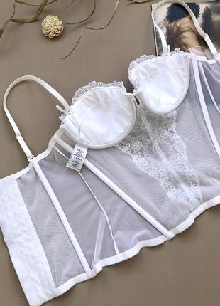 Белый кружевной корсет с чашками