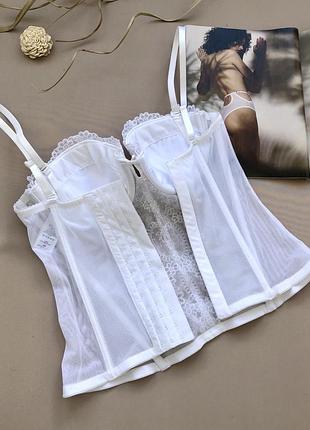 Белый кружевной корсет с чашками