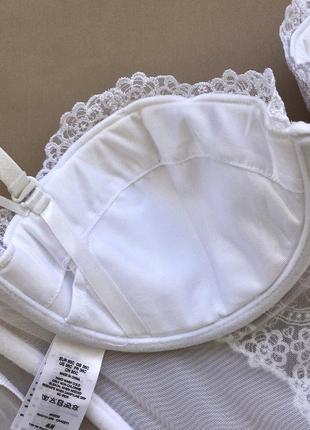 Белый кружевной корсет с чашками