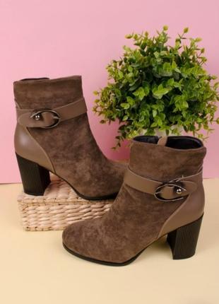 Стильные коричневые осенние замшевые ботинки ботильоны демисезон хит каблук