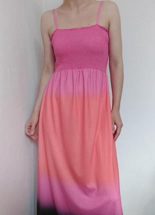 Яркий сарафан платье миди платье на бретелях розовое платье омбре платье резинка платья розовое платье миди сарафан6 фото