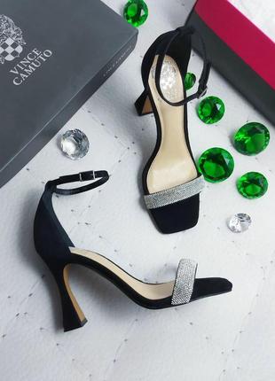 Vince camuto оригинал замшевые черные босоножки на шпильке украшены стразами