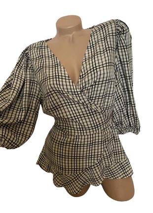 Блуза на запах в клітинку з пишними рукавами