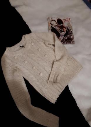 Вязаный свитер с помпонами