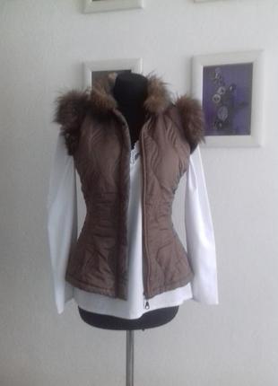 Стёганный жилет с натуральным мехом