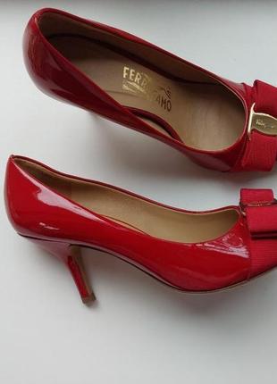 Жіночі лакові туфлі salvatore ferragamo 36р. шкіра, червоні