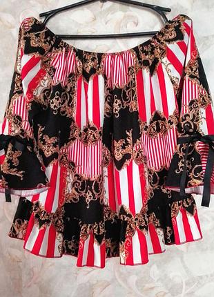 Красивая блуза с открытыми плечами.