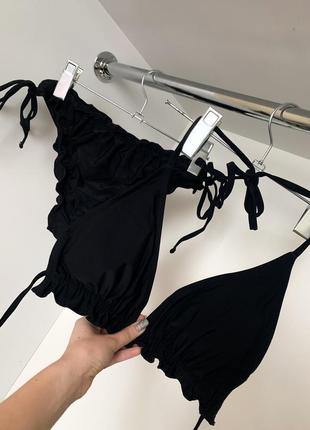 Чорний жіночий купальник трикутник шторки з чашками з рюшами рюшами на зав'язках