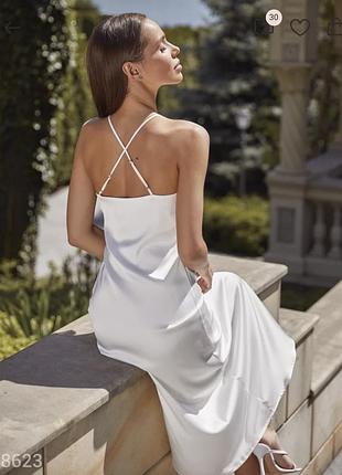 Атласное белое платье-миди gepur