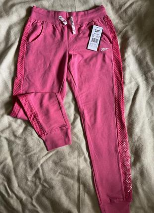 Розовые спортивные штаны на девочку летние от бренда reebok детские джоггеры