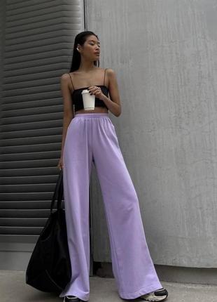 Брюки палаццо трендовые базовые белые черные фиолетовые графитовые серые качественные стильные брюки клеш с разрезом6 фото
