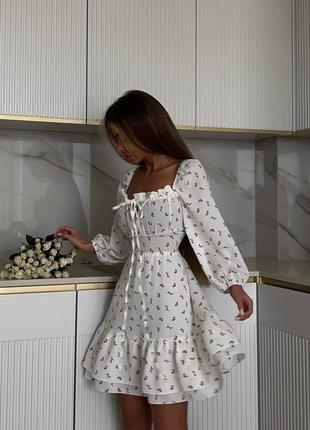 Платье короткое молочное с цветочным принтом на длинный рукав с вырезом в зоне декольте качественная стильная трендовая