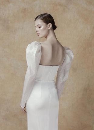 Total white свадебное прямое платье бюстье с размером по ноге рукавами буффами8 фото