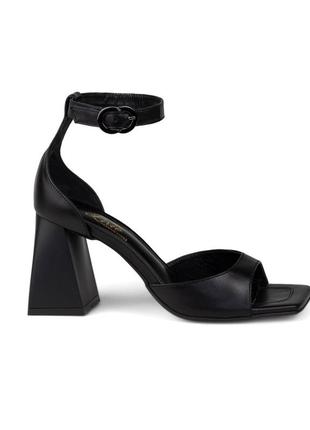 Босоножки женские на удобном каблуке из натуральной кожи woman's heel черные