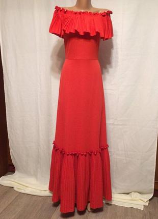 Довге червоне плаття