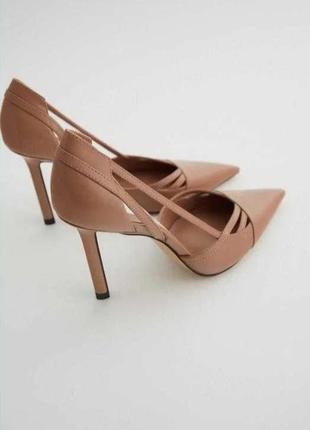 Zara нюдові туфлі на шпильці