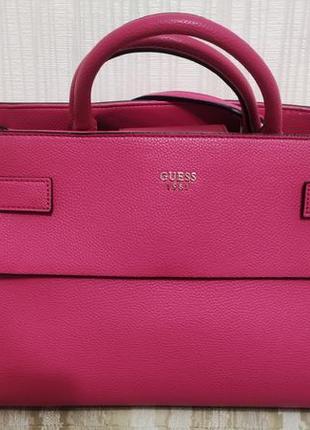 Неймовірного яскравого кольору сумочка guess. (з дефектами, які легко виправляються).