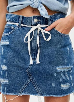 Облегающая джинсовая мини-юбка с потертостями pull&bear