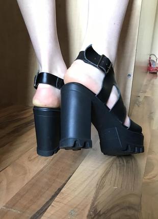 Туфли босоножки на каблуке чёрные2 фото