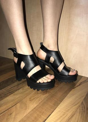Туфли босоножки на каблуке чёрные5 фото