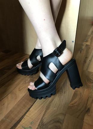 Туфли босоножки на каблуке чёрные3 фото