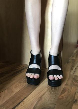 Туфли босоножки на каблуке чёрные4 фото