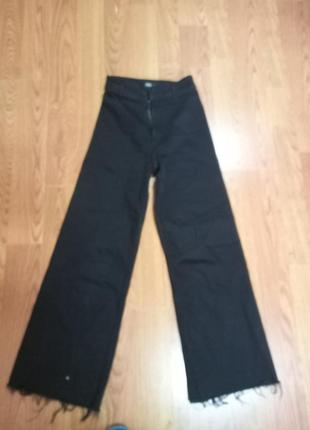 Черные джинсы с неровным краем1 фото