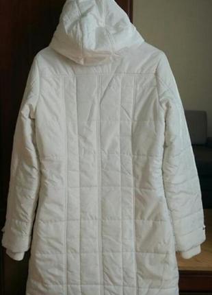 Новая белоснежная куртка с капюшоном7 фото