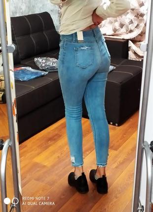 Продам джинсы голубые2 фото