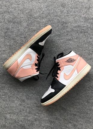 Оригинальные кроссовки nike air jordan 1 mid crimson tint pink/white/black3 фото
