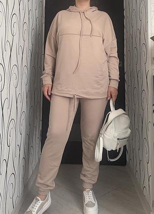 Жіночий спортивний костюм