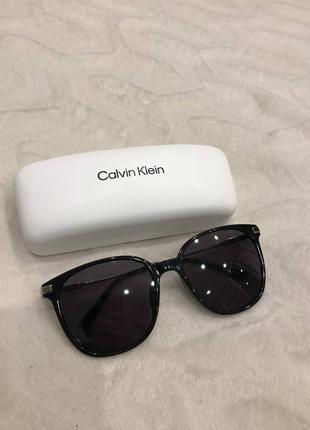 Серые овальные солнцезащитные очки унисекс calvin klein4 фото