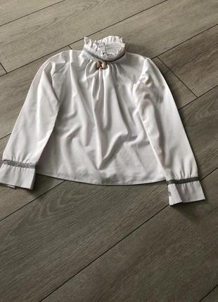 Блуза школьная с брошкой1 фото