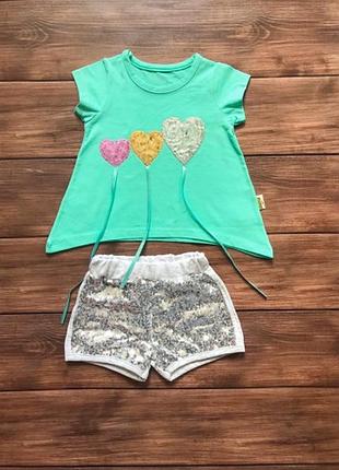 Костюм декорирован пайетками и атласными лентами