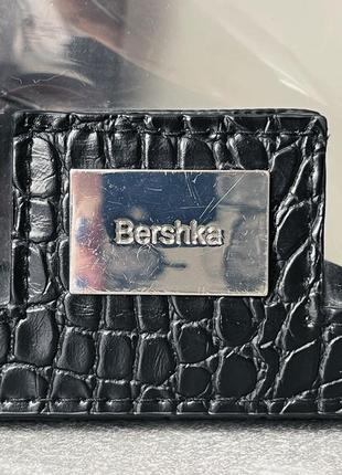 Кожаная женская черная сумка через плечо bershka2 фото