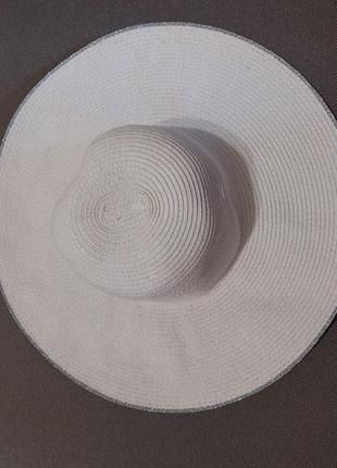 Белая с серебряным кантом шляпа ог 54 диаметр 423 фото