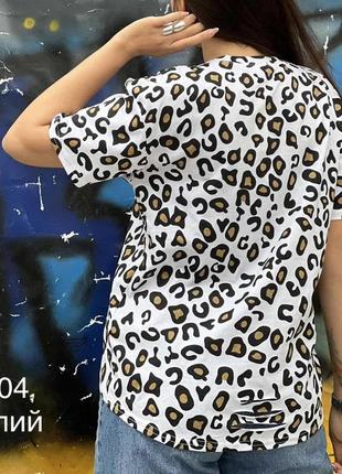 Стильна футболка з подовженою спинкою принт леопард лео з накаткою на грудях ефект рванки на стегнах5 фото