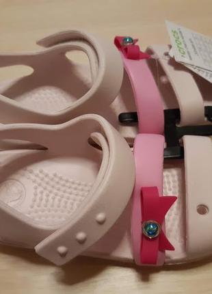 Розовые босоножки сандали кроксы crocs kids´ keeley charm sandal9 фото