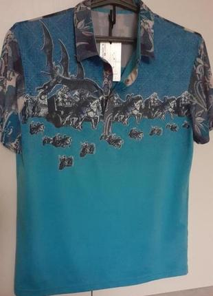 Теніска на кнопці.