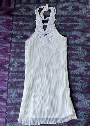 Платье мини белая плиссе нарядное вечернее повседневная летняя бершка bershka молочная туника сарафан