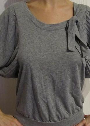Класна сіра футболка,цікавий рукав