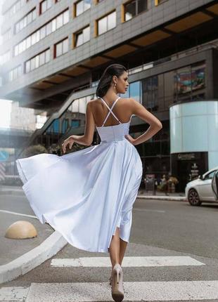 Платье миди атласное женское белое с корсетным лифом8 фото
