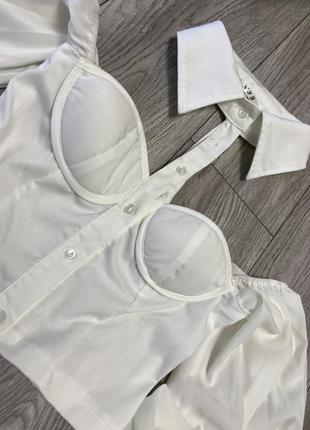 Блузка белая с чокером и спущенными рукавами1 фото