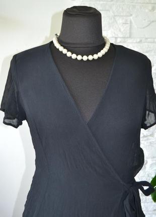 Чорна блузка із запахом відноситься до класичного гардеробу6 фото