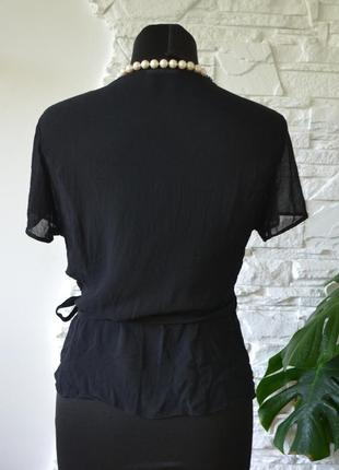 Чорна блузка із запахом відноситься до класичного гардеробу2 фото