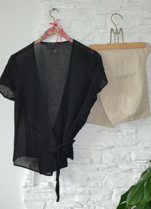 Чорна блузка із запахом відноситься до класичного гардеробу4 фото